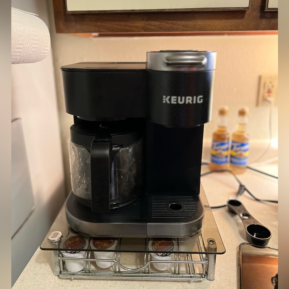 Keurig Duo with pod tray and coffee cups